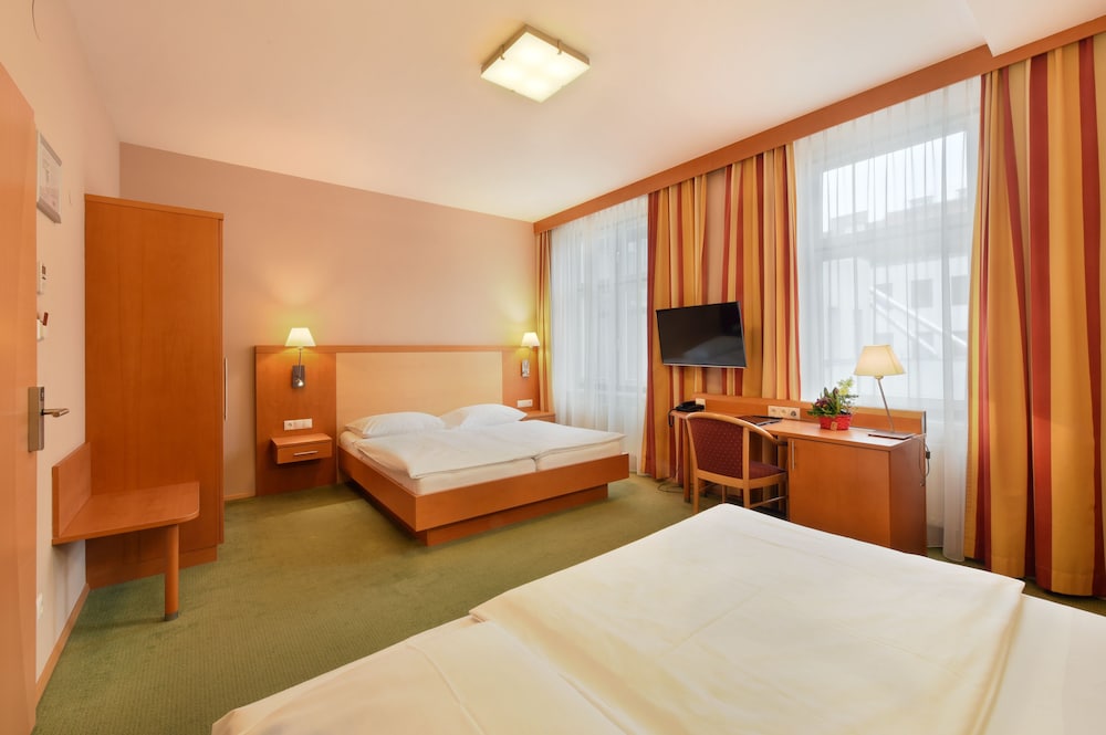 Lucia Hotel 11/46