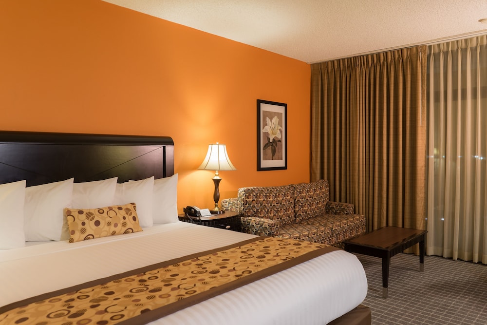 Oakland Airport Executive Hotel 12/65