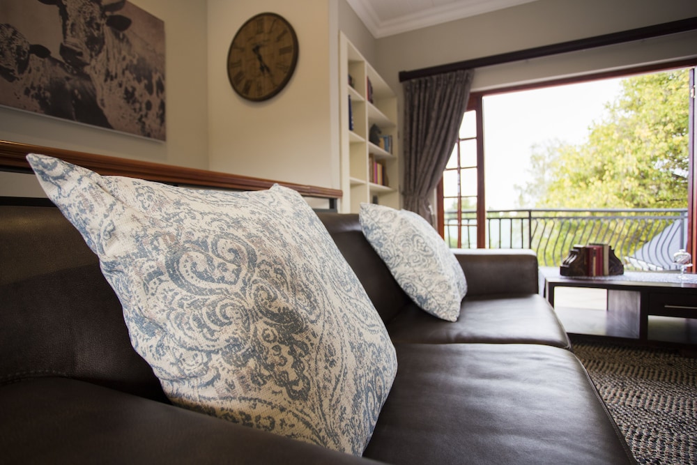 The Browns' Luxury Guest Suites 22/38
