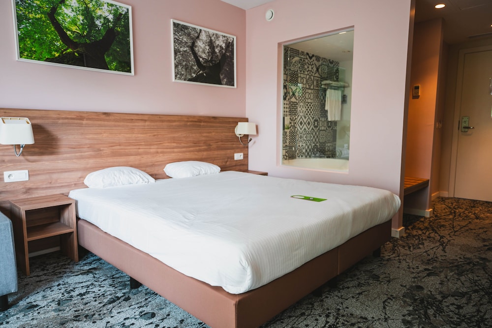 جناح جونيور بسرير كوين، Utopia Hotel 3/5