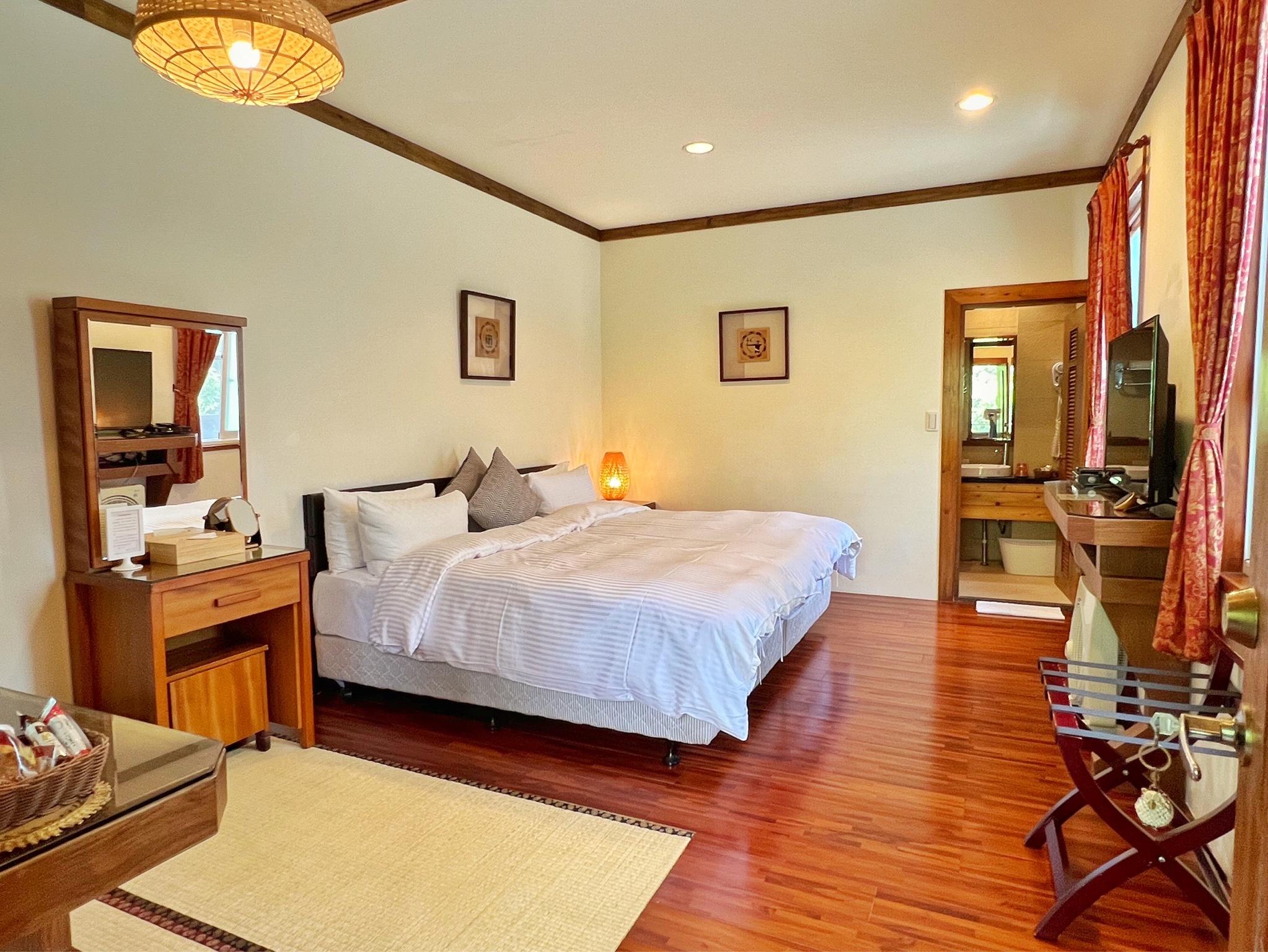 Elegant, Twin Beds