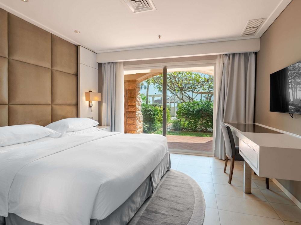 DELUXE, KING BED