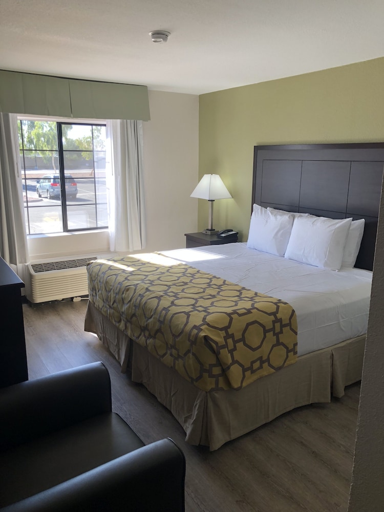 Baymont by Wyndham Phoenix I-10 near 51st Ave 17/55