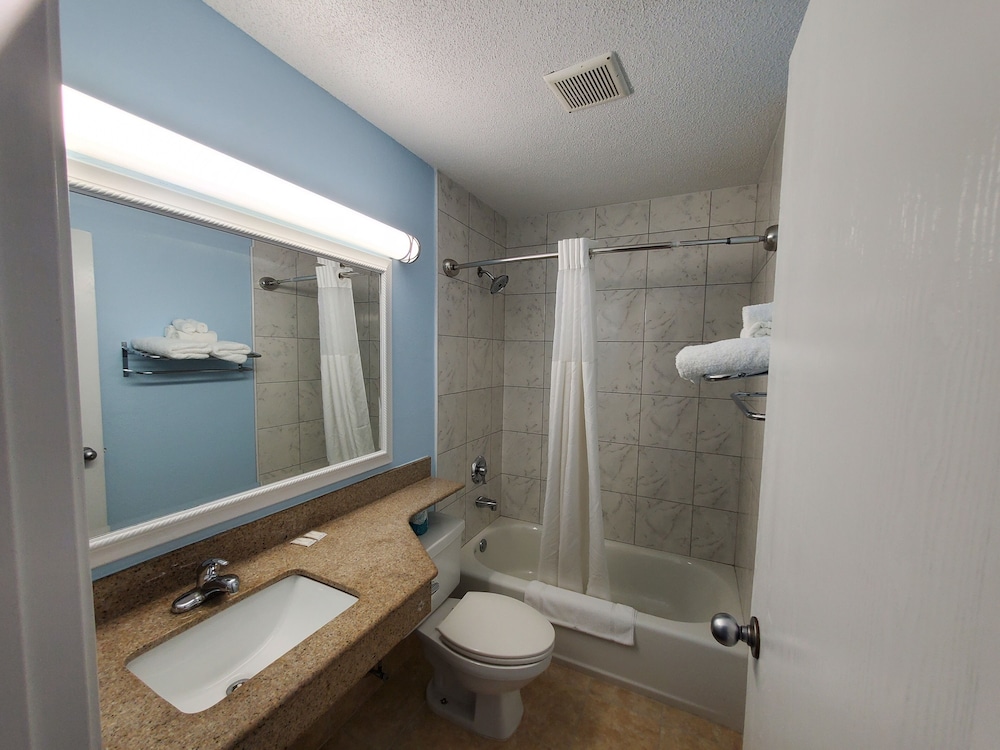 Coastal Inn & Suites Wilmington NC (ex Super 8 Wilmington) 15/27
