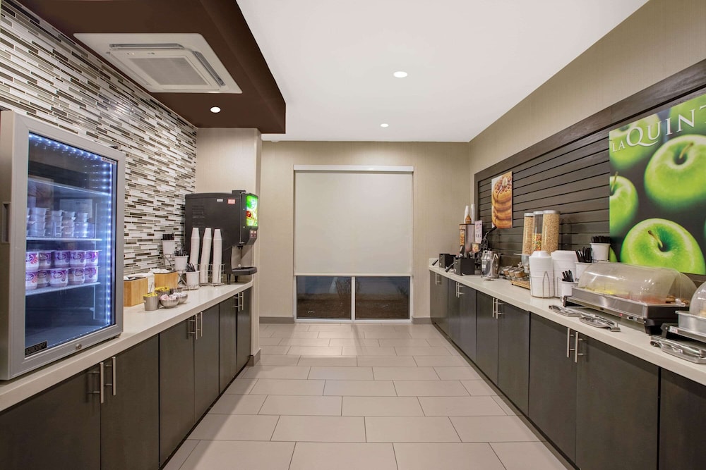 La Quinta Inn & Suites by Wyndham Fayetteville 7/59