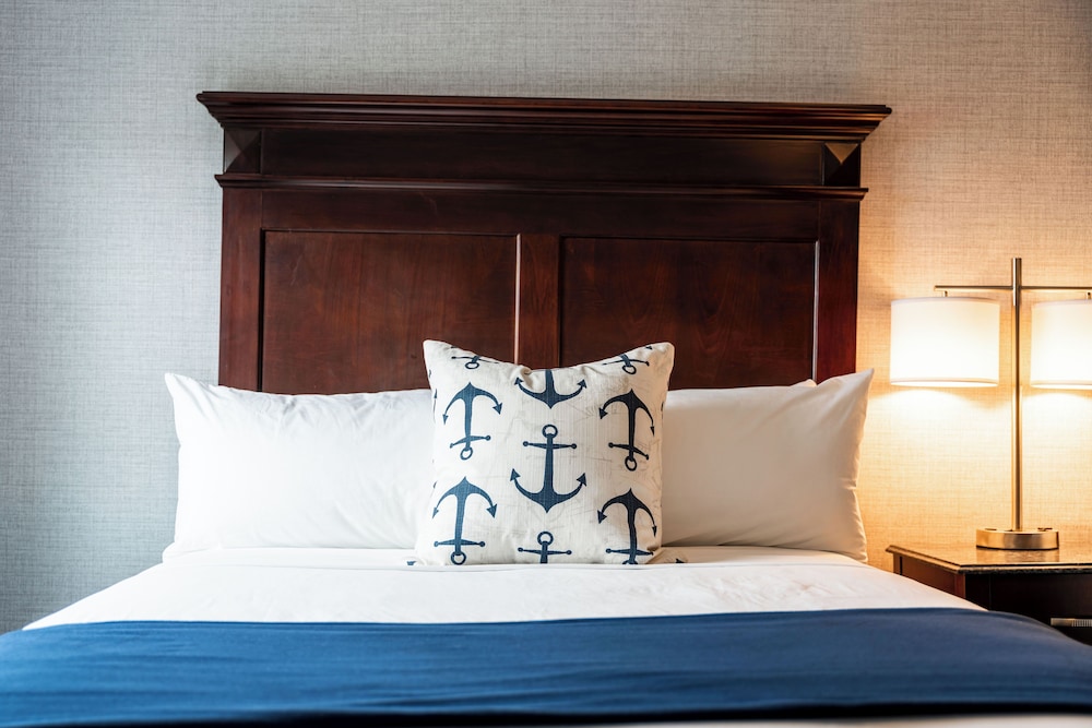 Newport Beach Hotel Suites 33/69