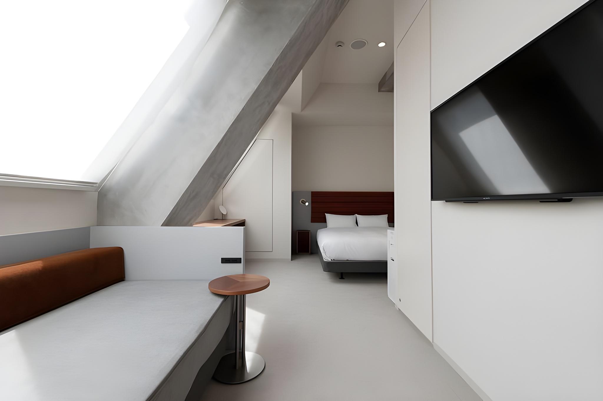 Top Light, Moderate, Twin Beds