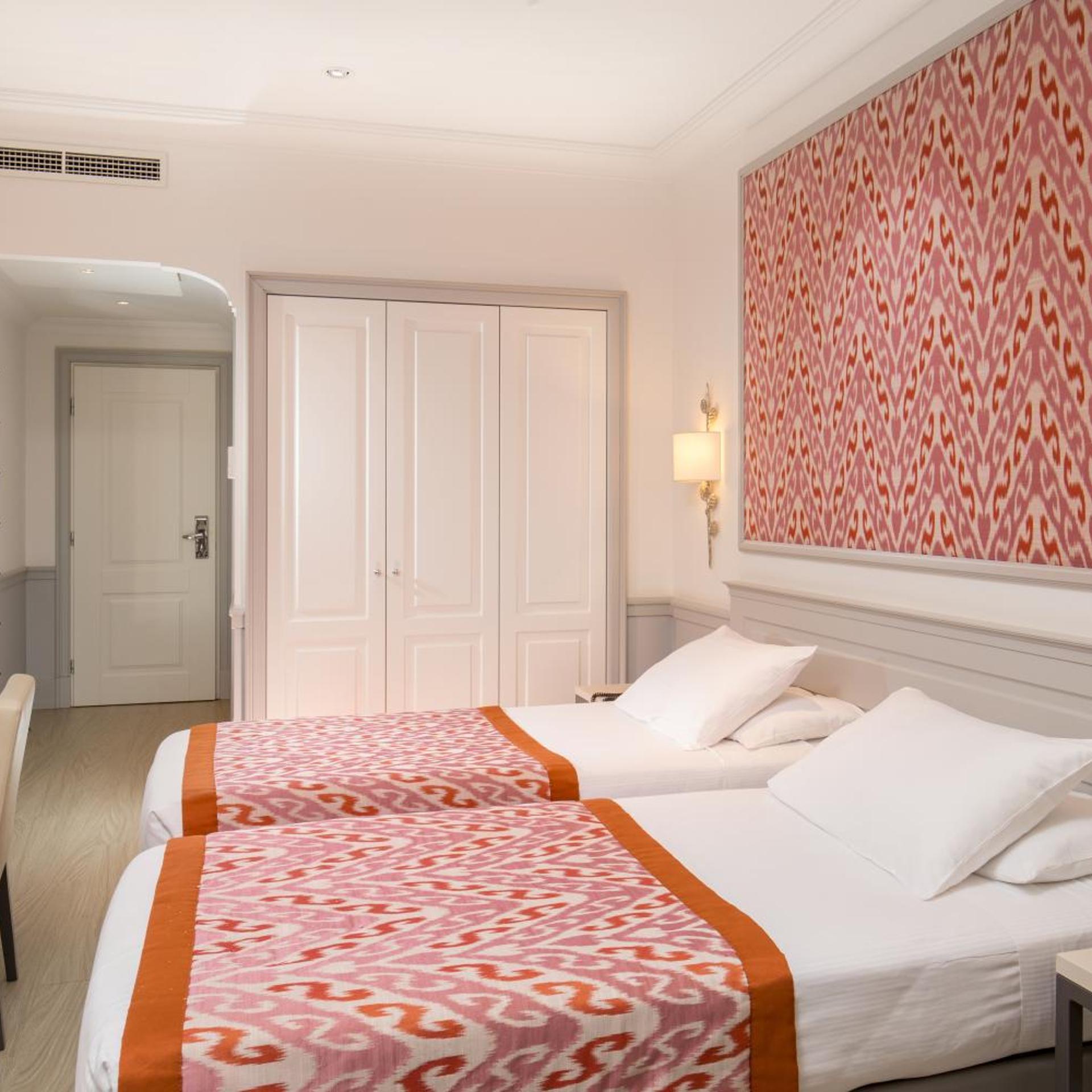 ROOM, DOUBLE OR TWIN BED
