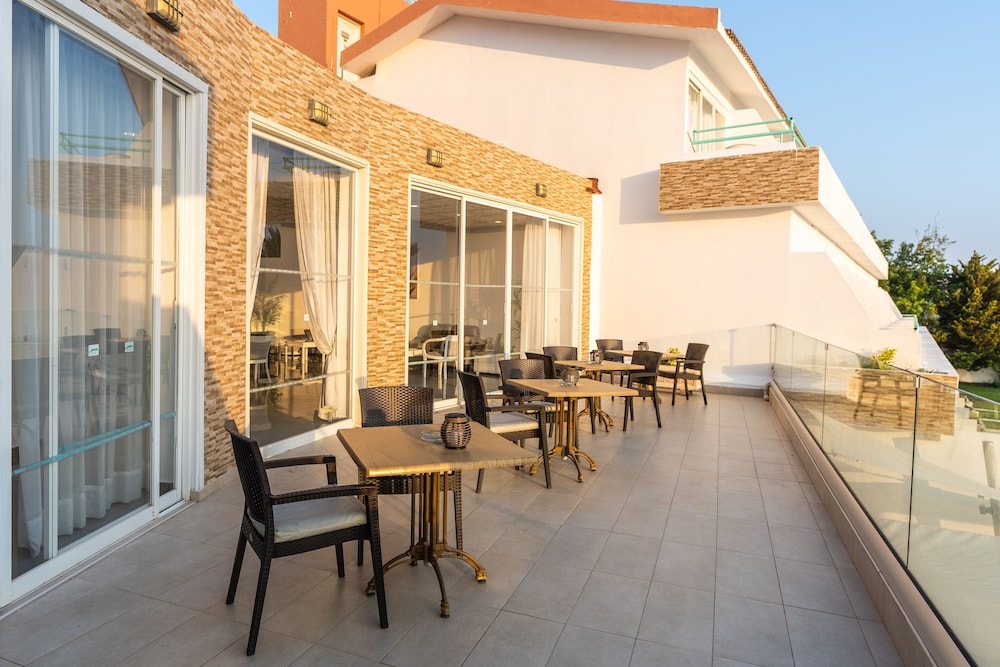 Adelais Bay Hotel 31/50