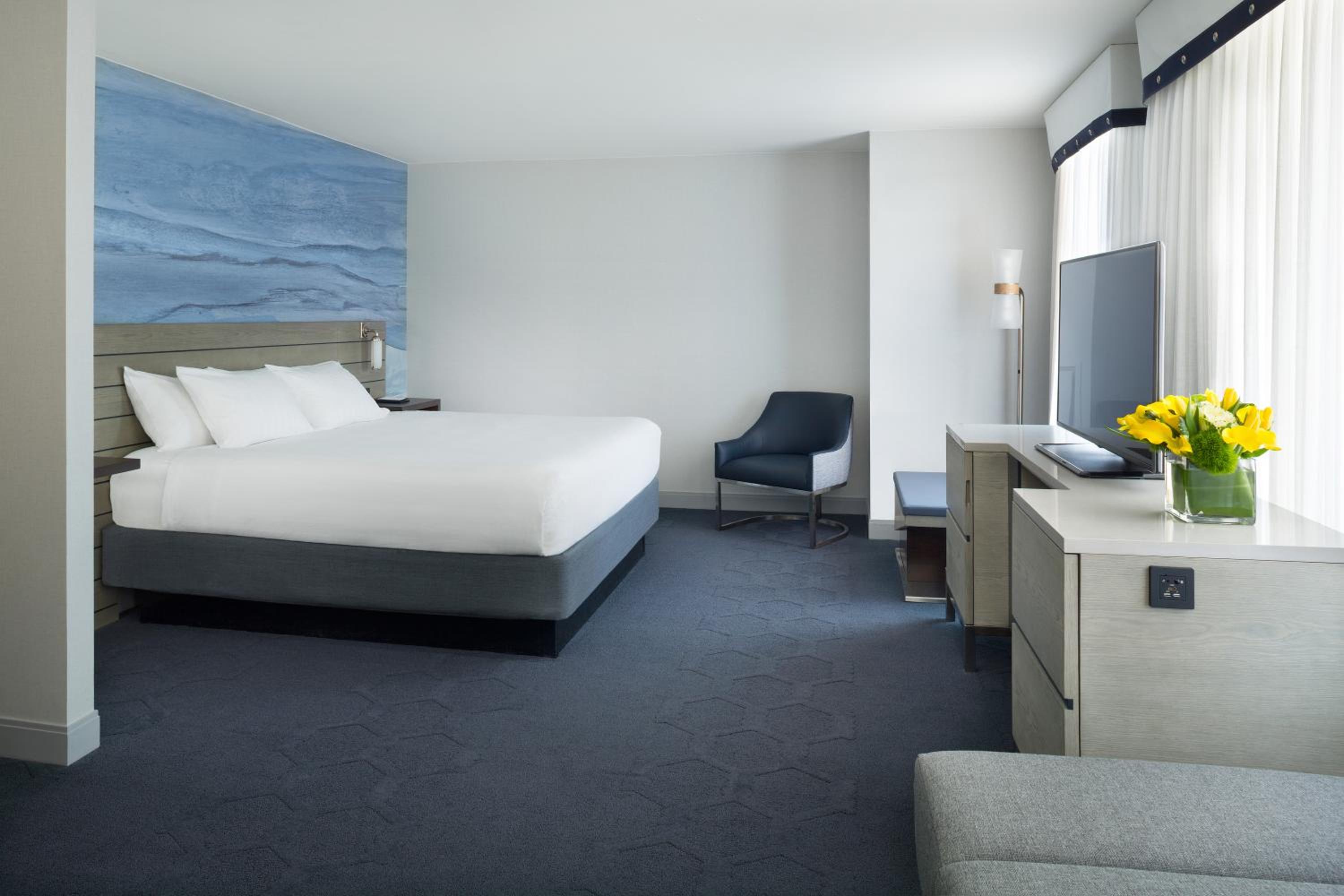 ROOM, KING BED, POOL VIEW