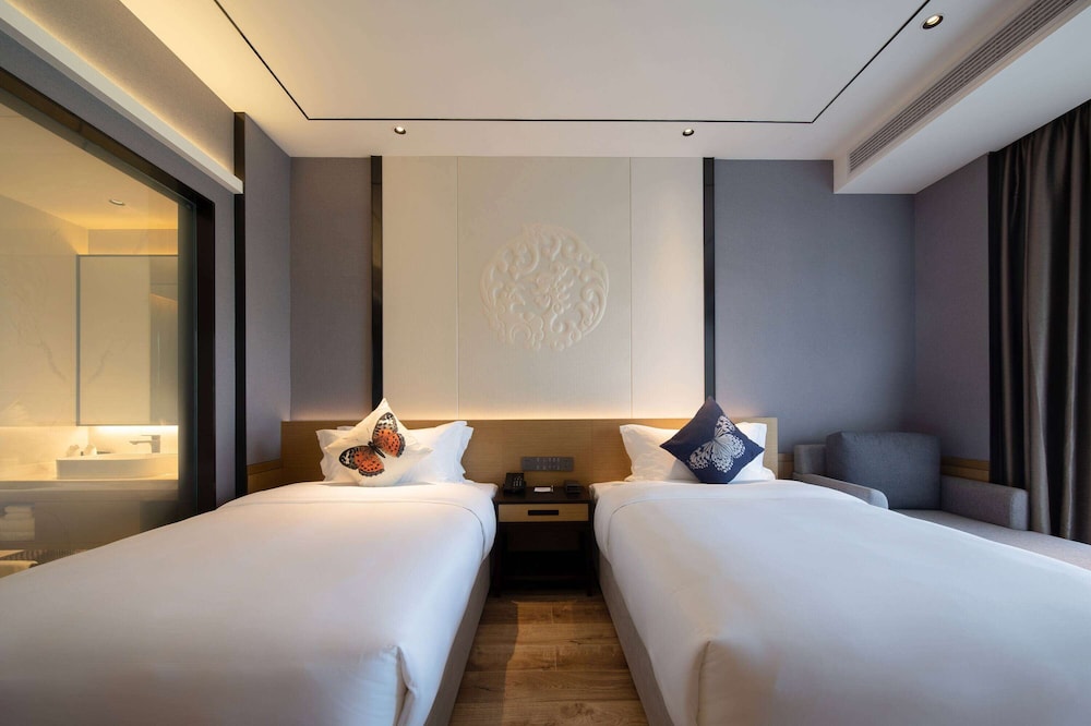 ROOM, TWIN BEDS
