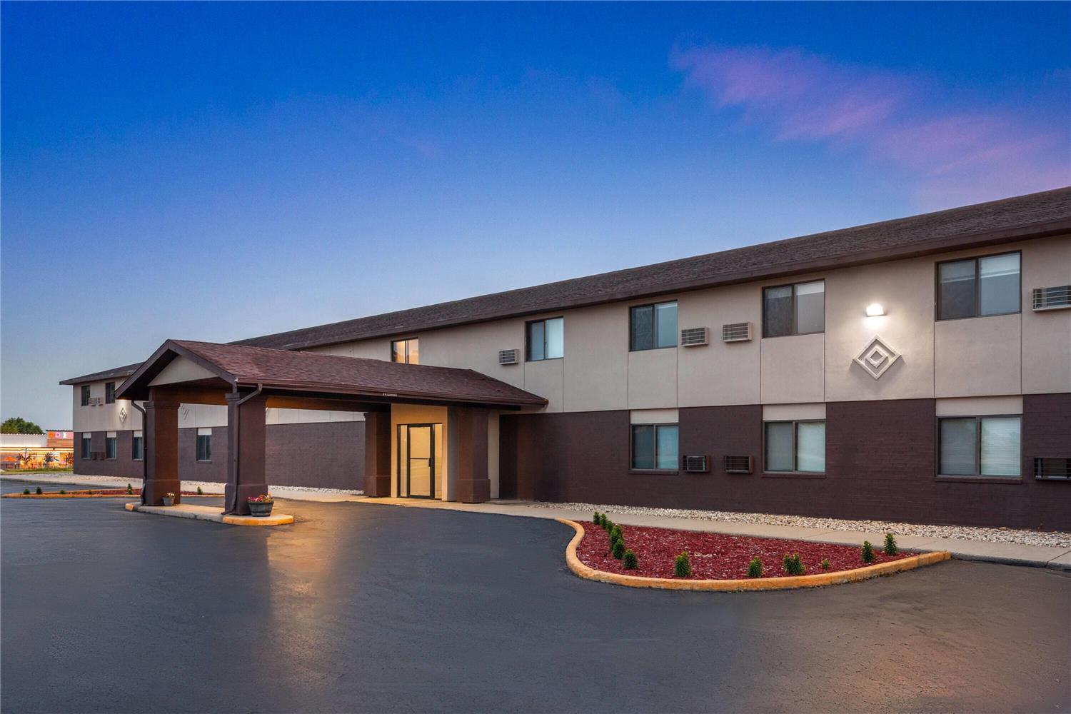 Baymont by Wyndham Oshkosh Airport 5/32