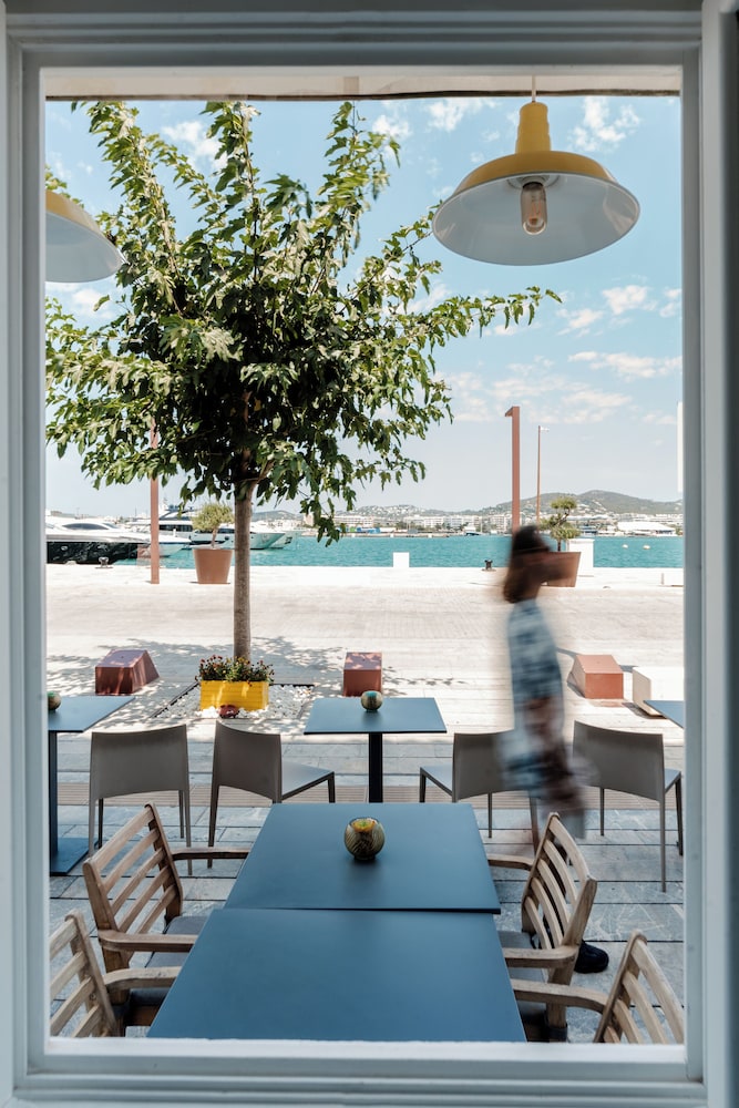 Hotel Ryans La Marina 56/69