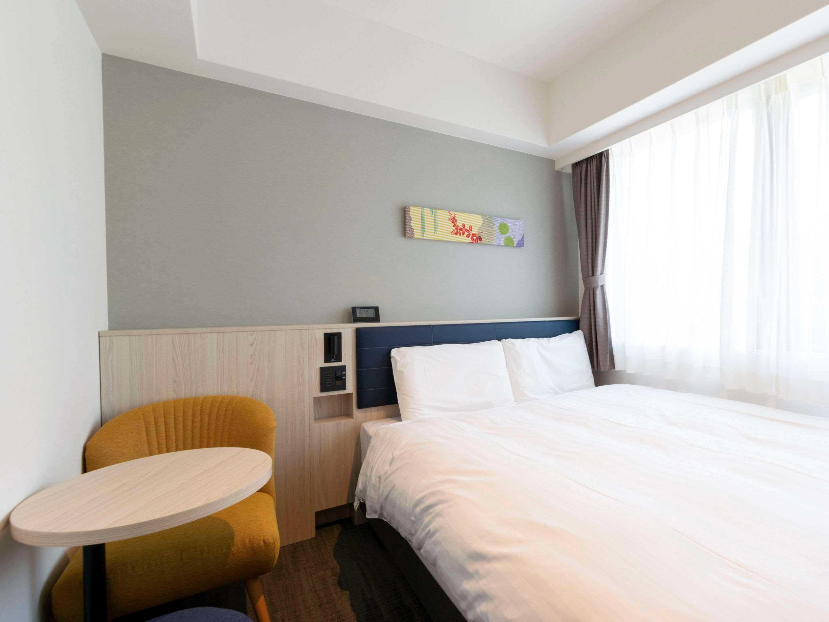 ROOM, QUEEN BED