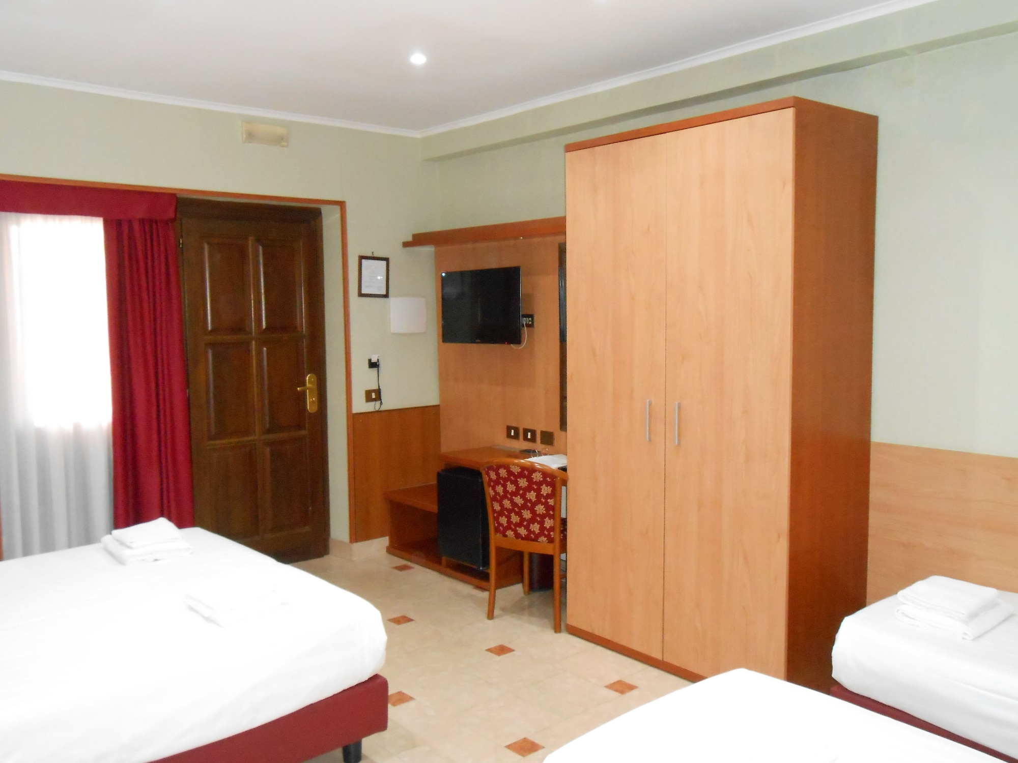 غرفة كلاسيكية بسرير كوين وسريرين منفصلين، Hotel Riviera Fiumicino 2/3