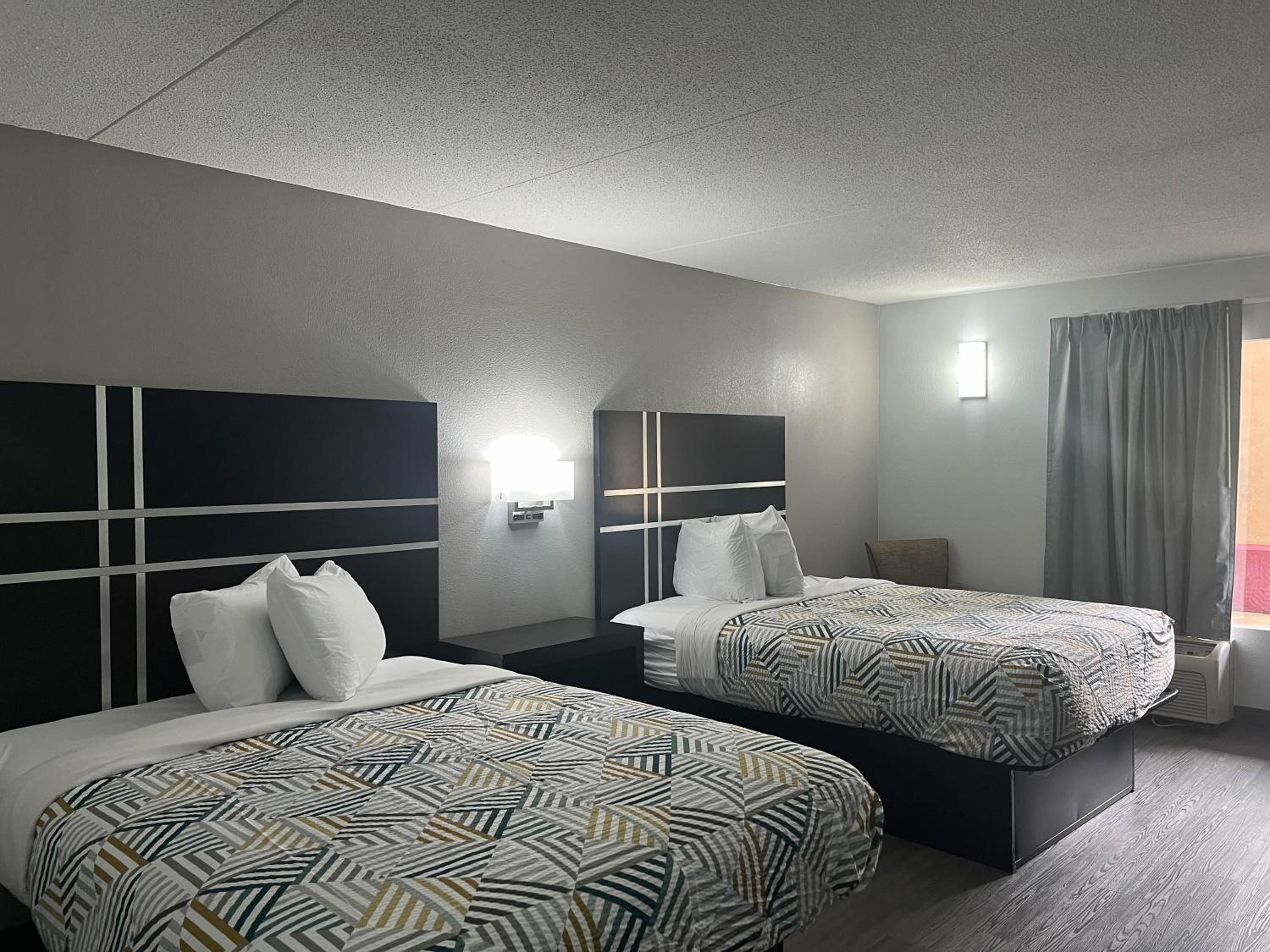 2 Queen Beds - Mob Acc RI Shwr Nsmk Micfridg