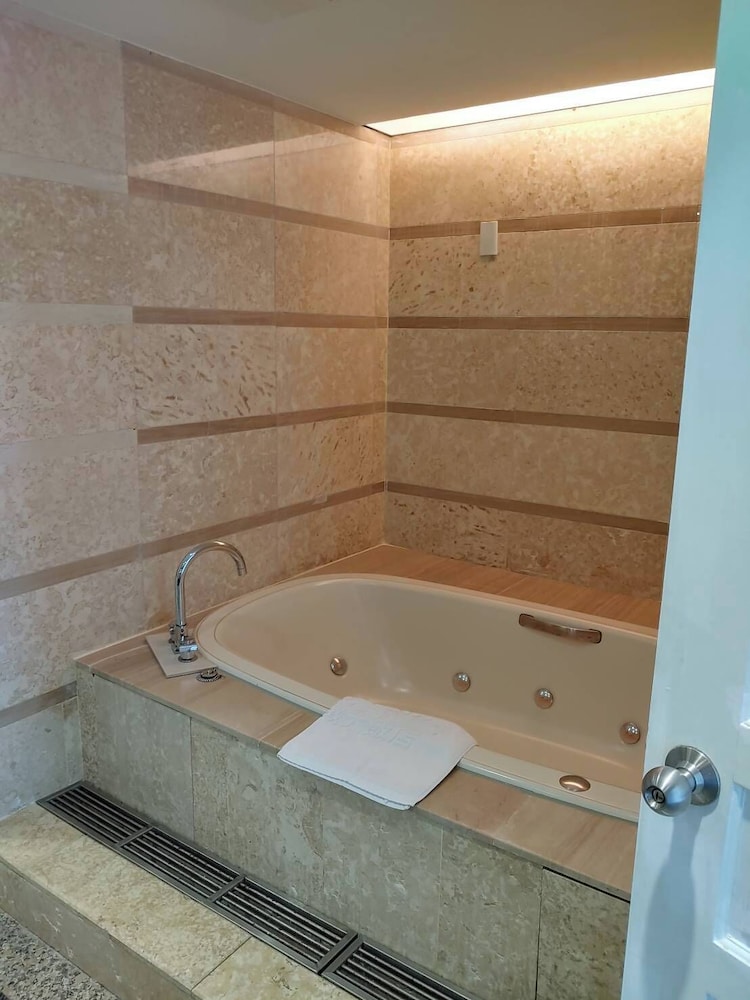 Champs Elysees Hotel 43/47