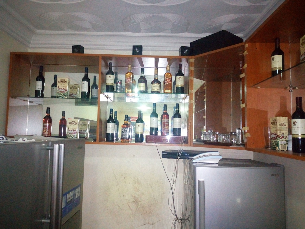 Bayse One Executive Suites And Bar 15/17