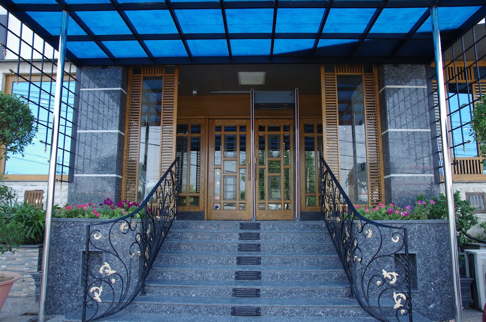 Heaven Hotel 17/18