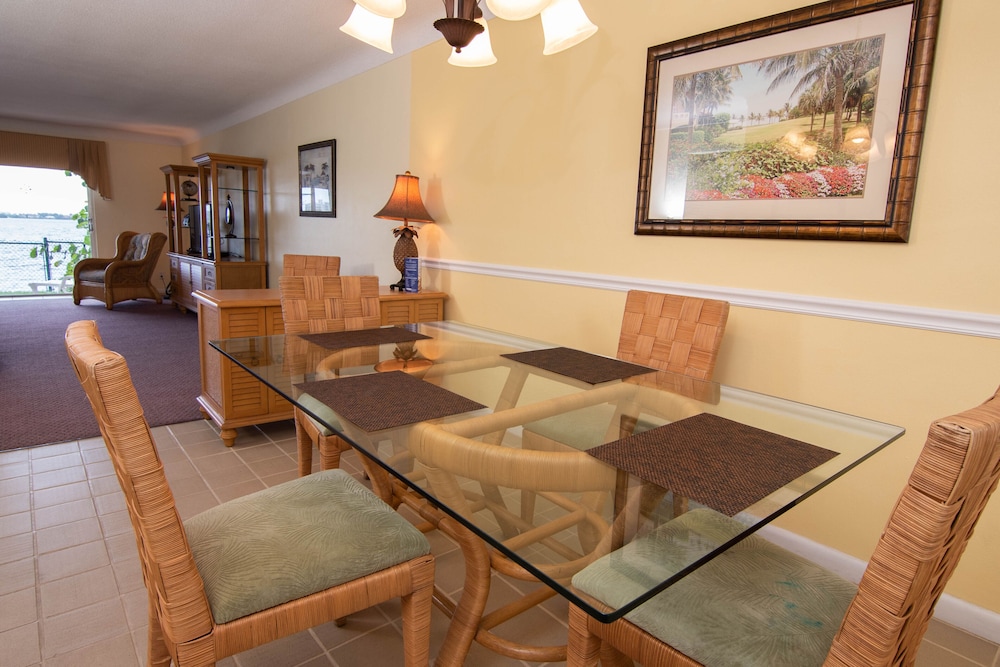 PALM BEACH WATERFRONT SUITES 33/67
