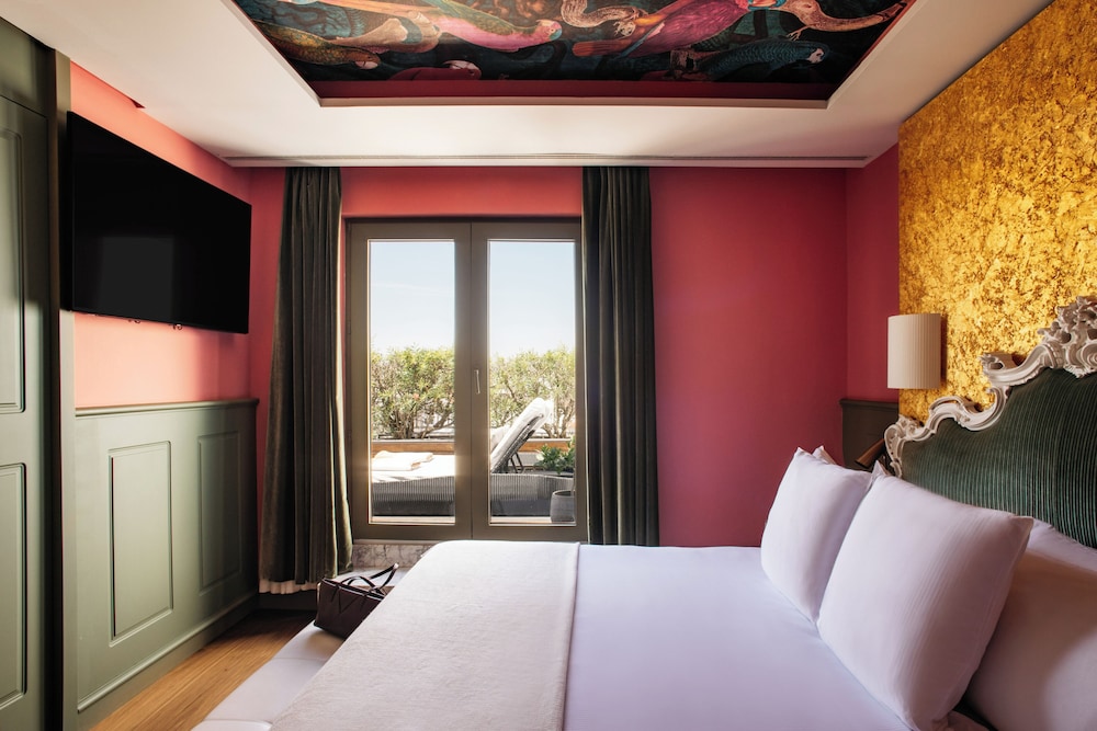 RED LEVEL, PENTHOUSE SUITE