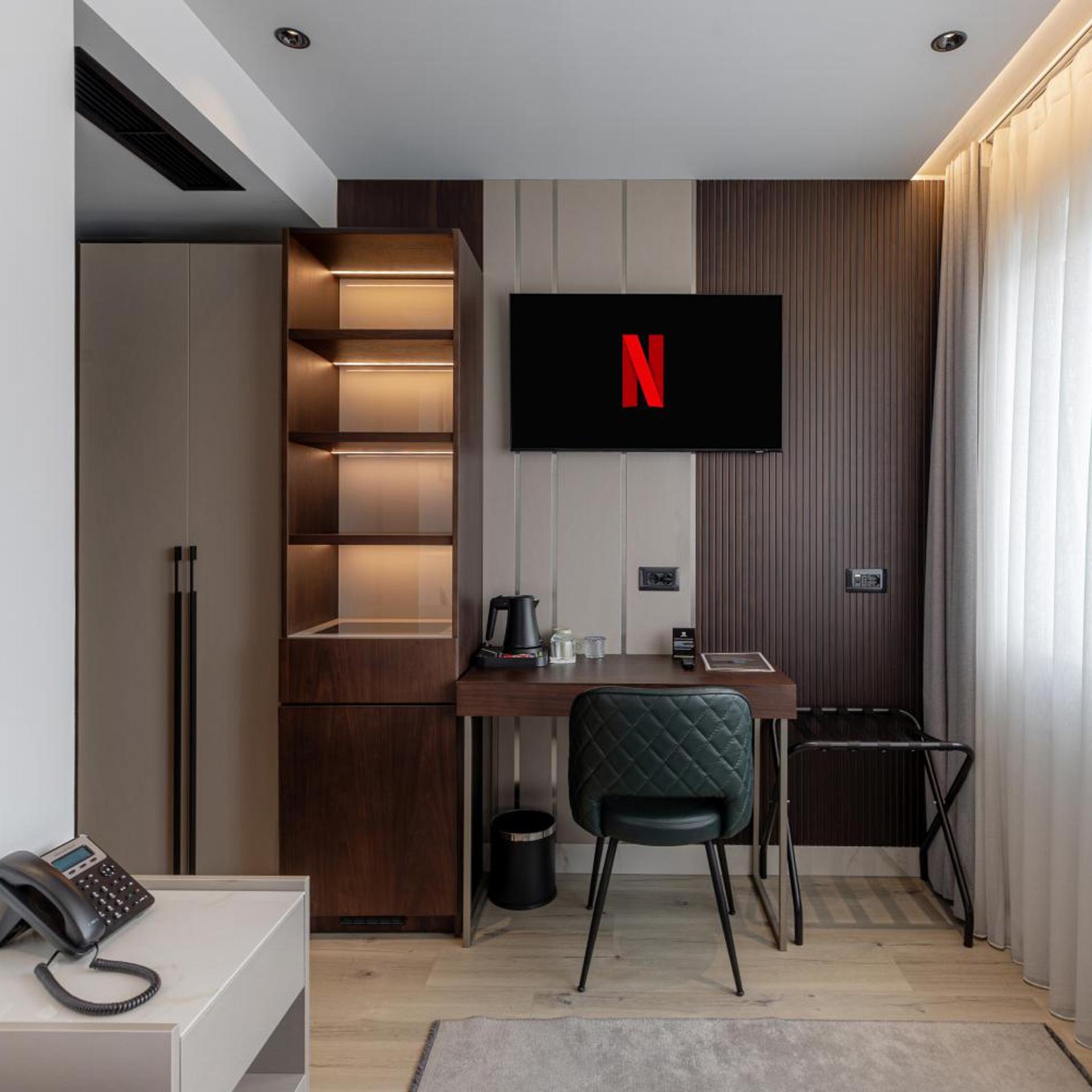 Emery Hotel Pristina 40/50
