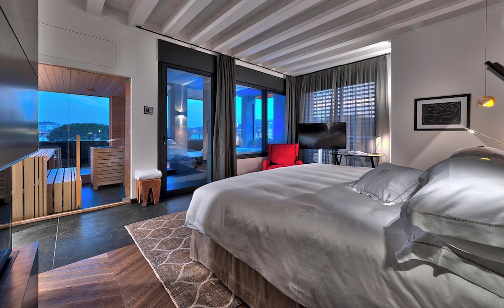 Spa, Suite, Queen Bed