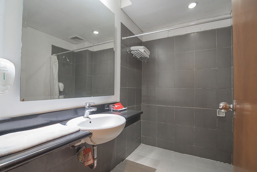 RedDoorz Premium near Paris Van Java Mall 25/26