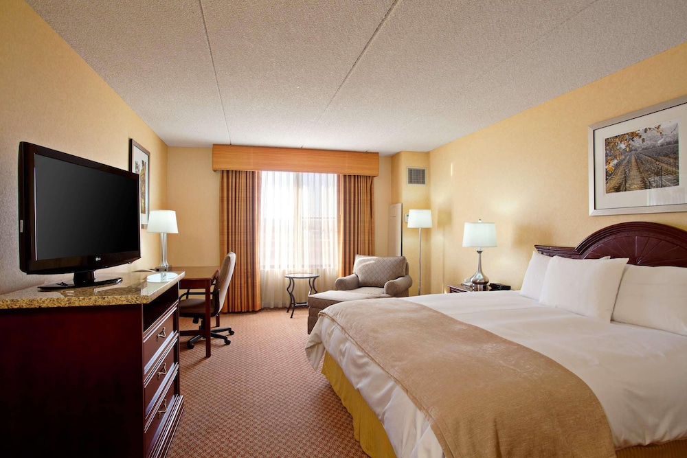 1 Bedroom, Suite, King Bed, Balcony, Corner