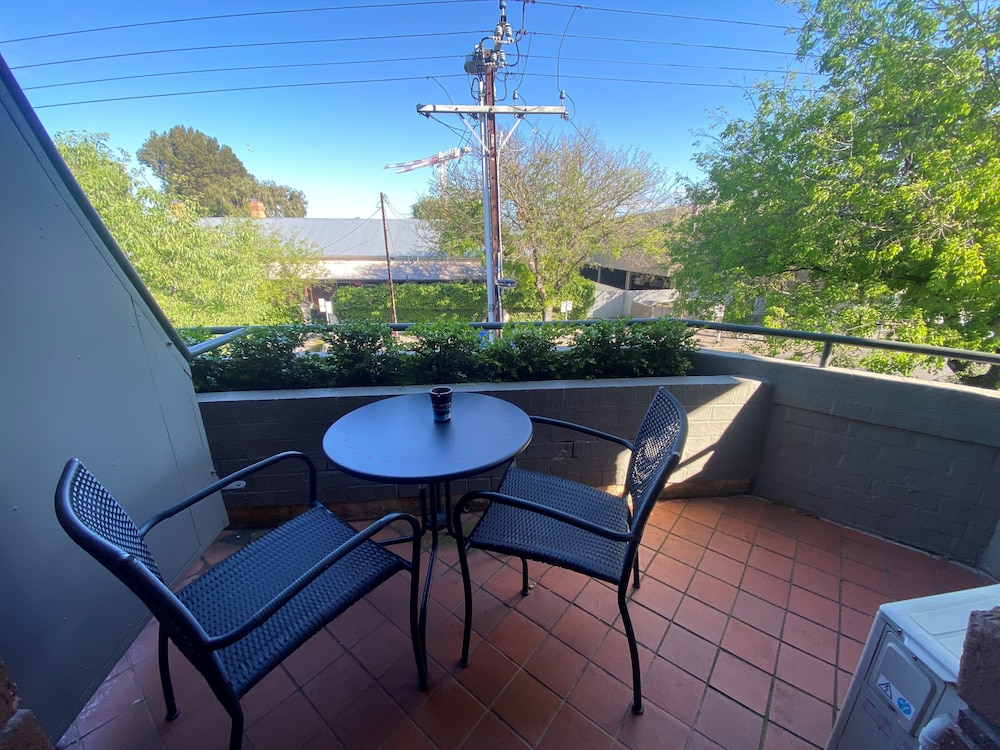 Adelaide Inn 44/48