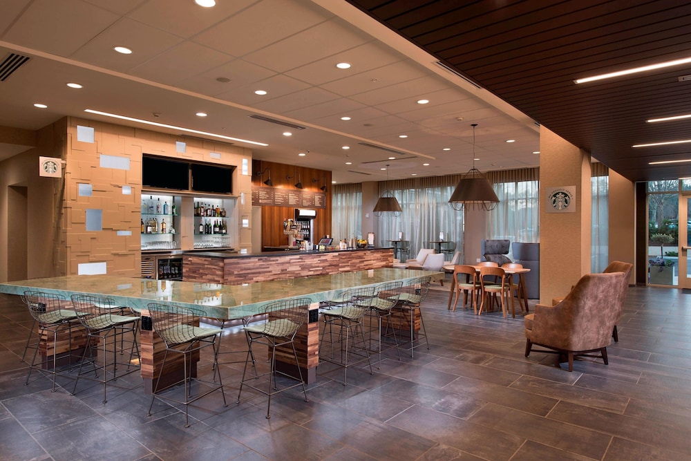 Courtyard Atlanta Alpharetta Avalon Area 33/43