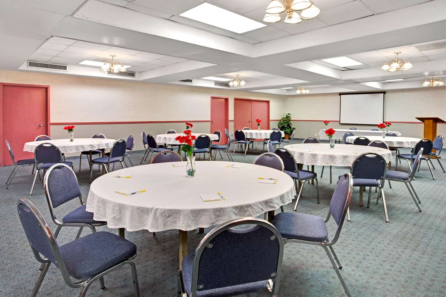 Days Inn By Wyndham Livonia - Detroit 49/59
