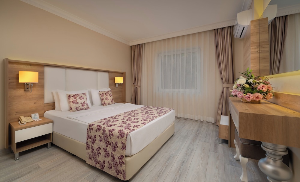 Royal Garden Beach Hotel 12/45
