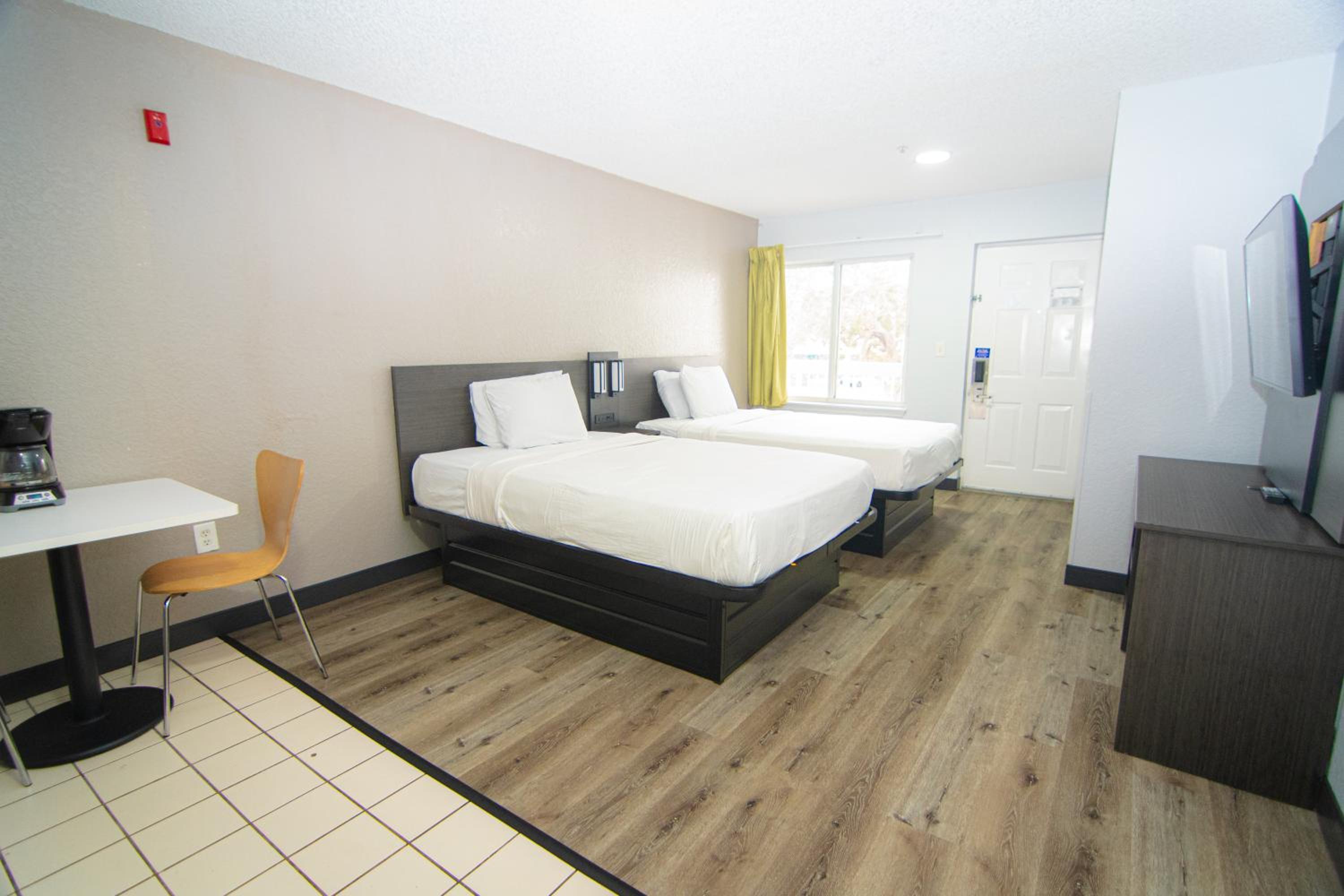 2 Queen Beds - ADA/Tub, Non-Smoking