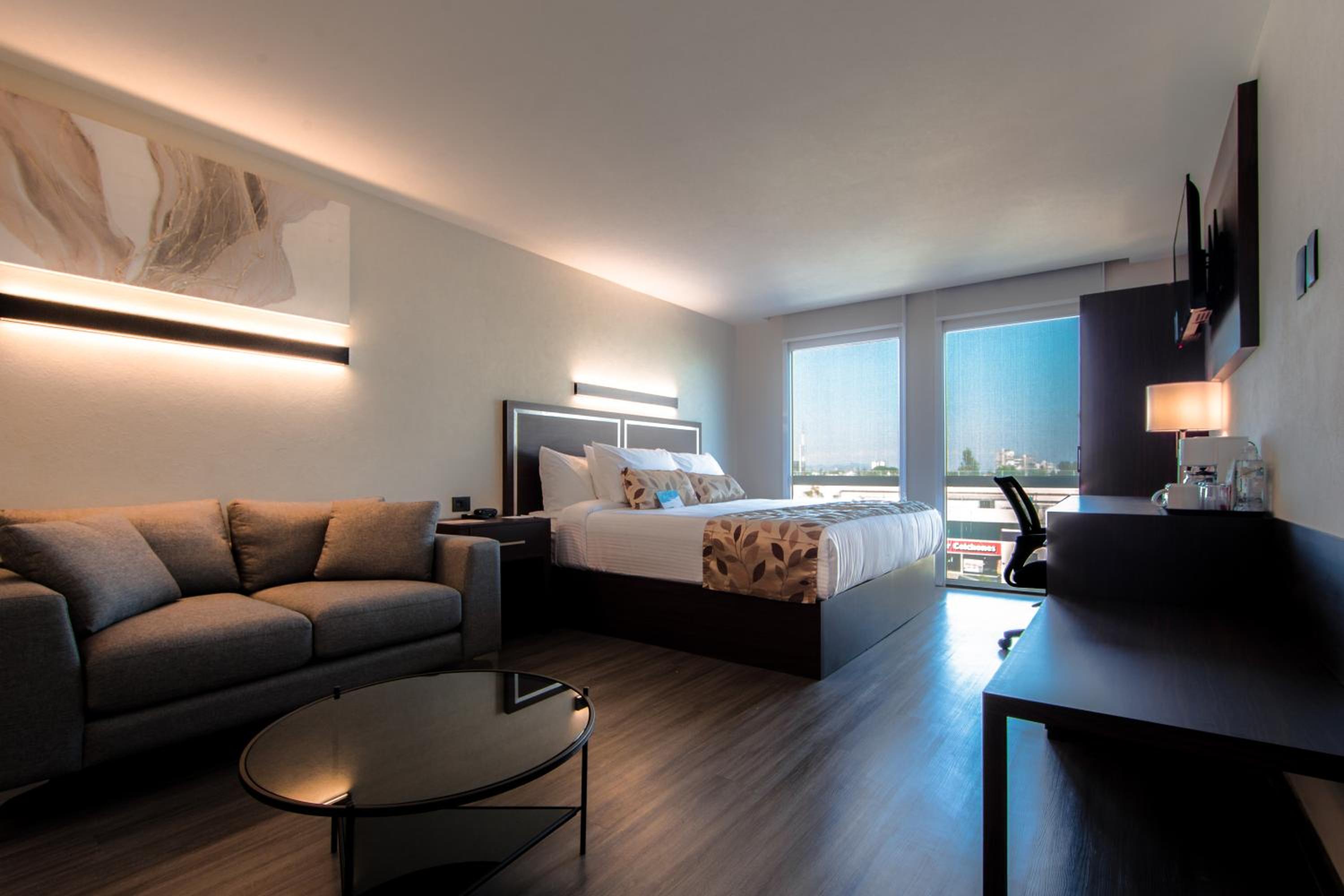 SUITE, KING BED