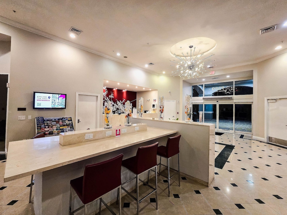 The Point Hotel & Suites 65/75