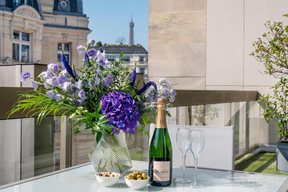 Warwick Paris Champs-Elysees 10/64