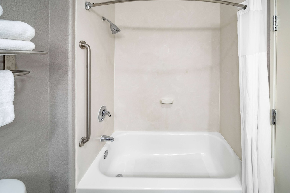 Days Inn & Suites by Wyndham San Antonio near Frost Bank Ctr 37/42