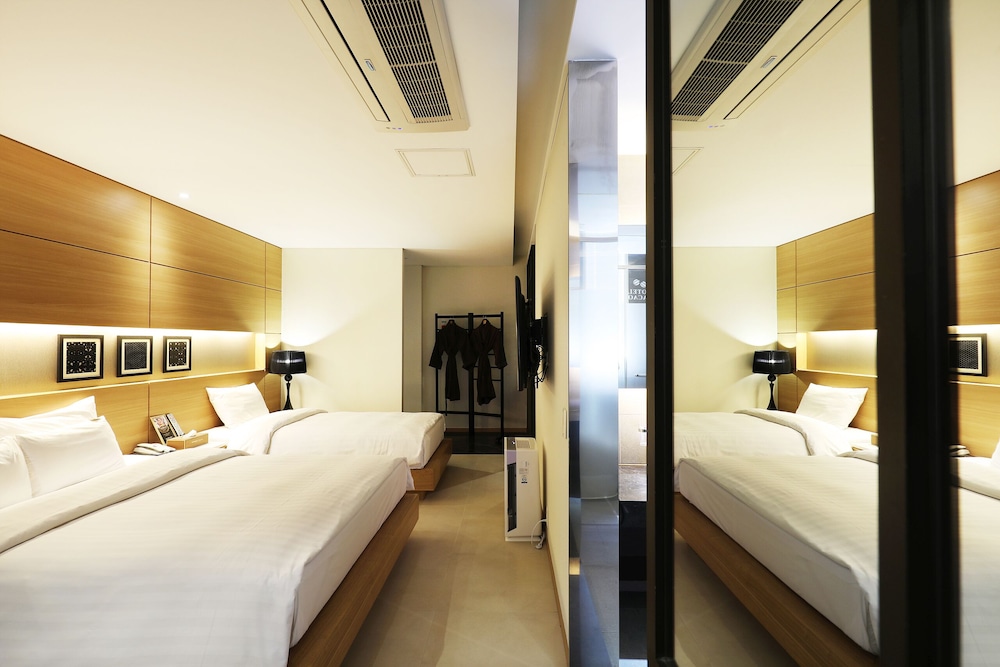 Deluxe, Twin Beds, 1 Double and 1 Single Bed