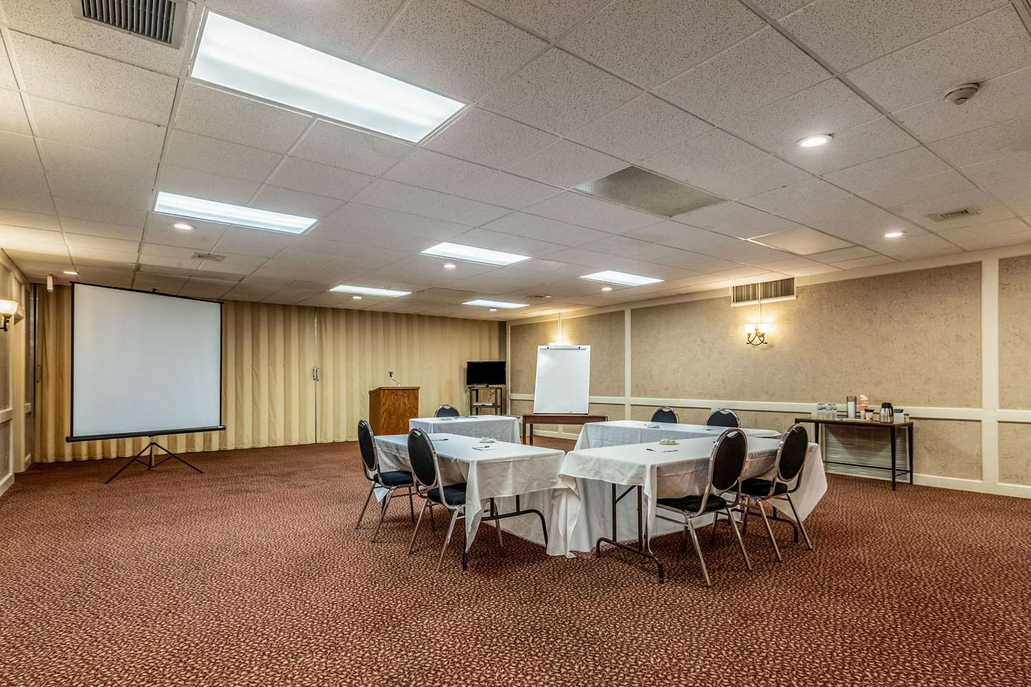 Econo Lodge Albert Lea 11/17