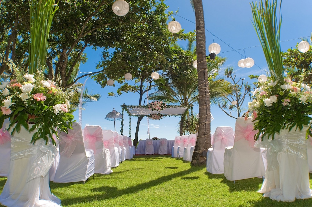 Legong Keraton Beach Hotel 67/70