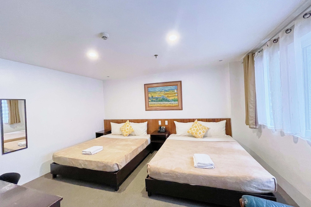 ROOM, QUADRUPLE