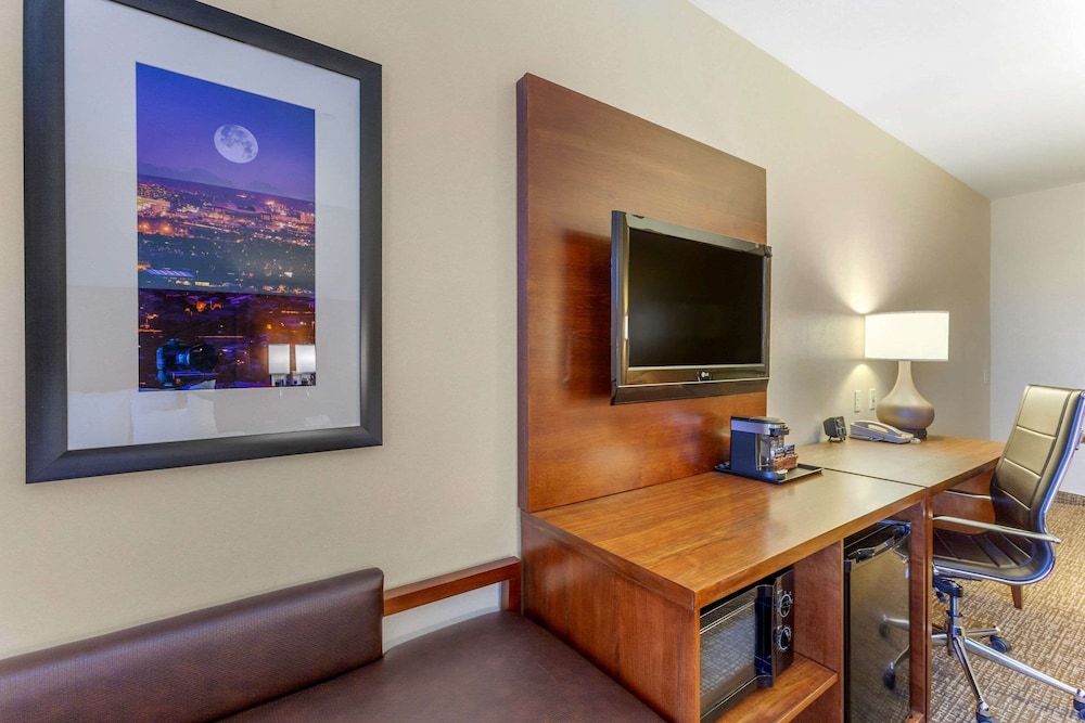 Comfort Suites Glendale State Farm Stadium Area 41/45