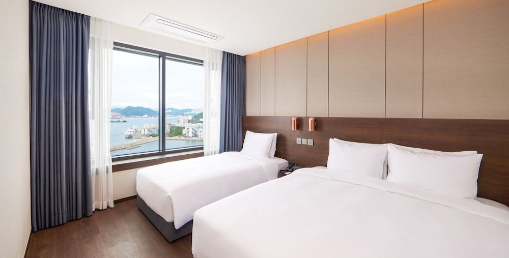 Family Suite, Premier, 1 Queen and 1 Single Bed, Ocean View