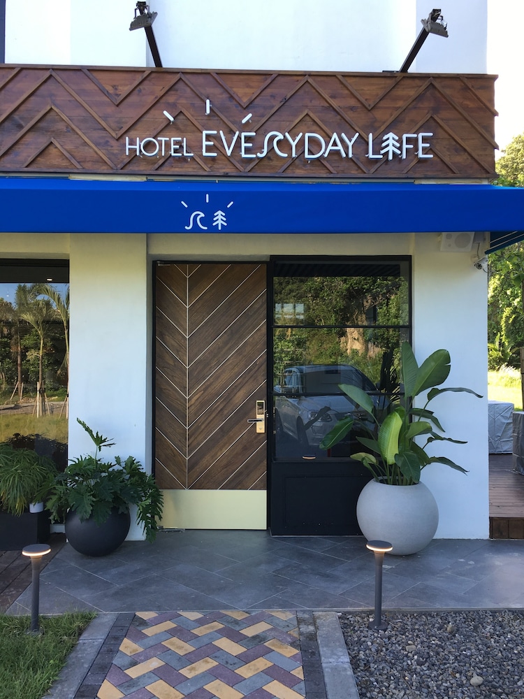Hotel Everyday Life 6/66