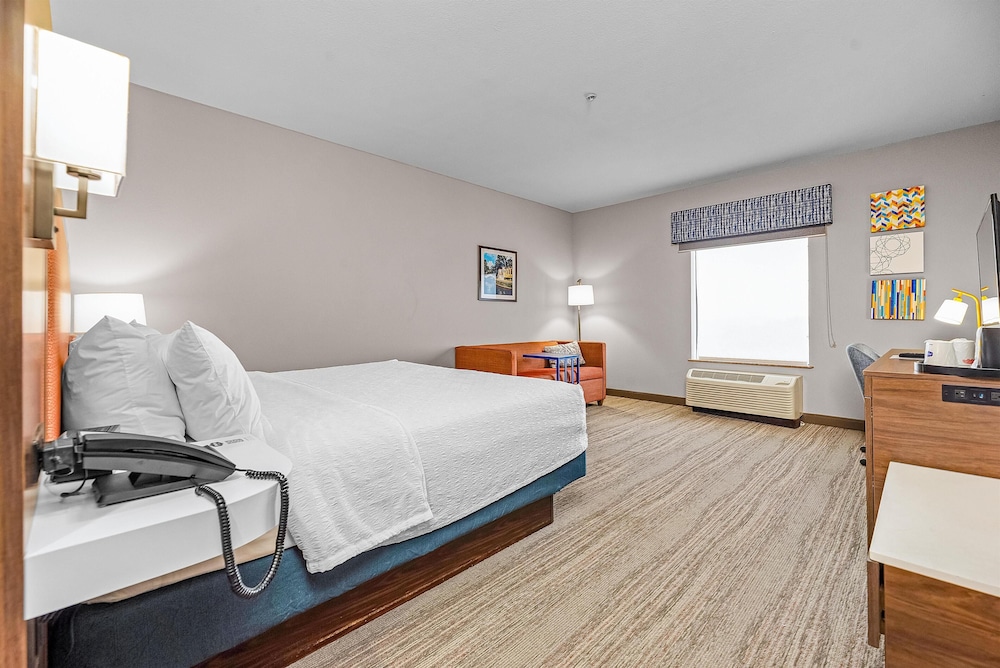 Study, King Bed, Sofa, Hampton Inn & Suites New Braunfels 4/10