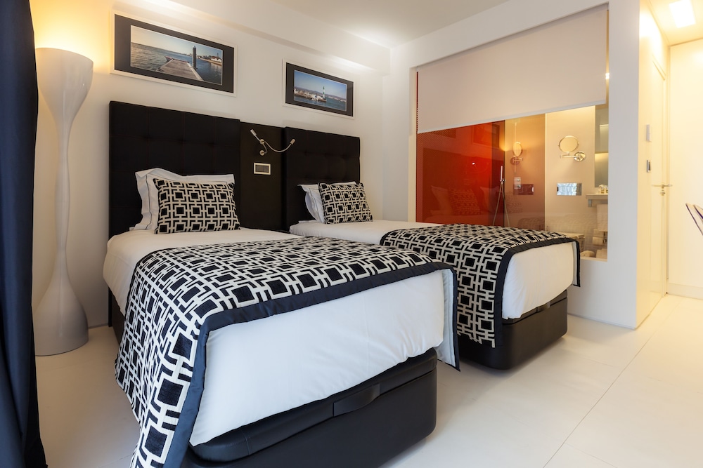 SUPERIOR, DOUBLE OR TWIN BED