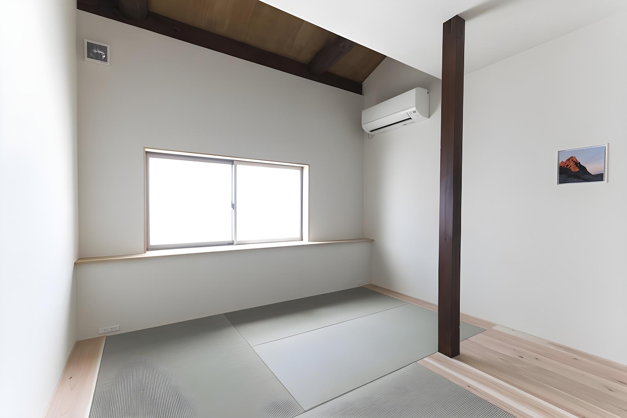 JAPANESE, SHARED BATHROOM