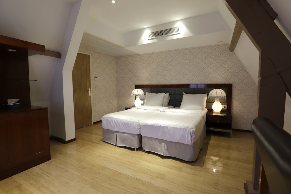 HOUSE, 2 QUEEN AND TWIN BEDS