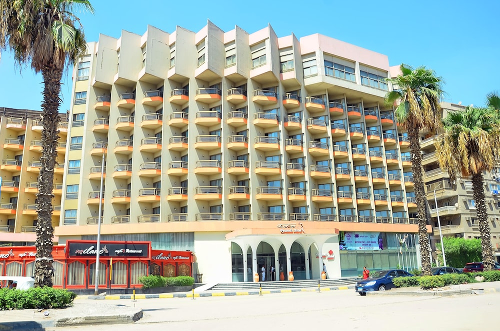 Aracan Pyramids Hotel 7/68